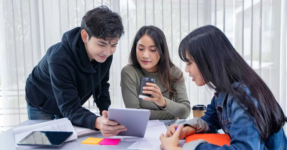 D72 Gồm Những Môn Nào? Khám Phá Tổ Hợp Khối D & Cơ Hội Ngành Nghề Tiềm Năng 1 1 truong dai hoc khoi d 1