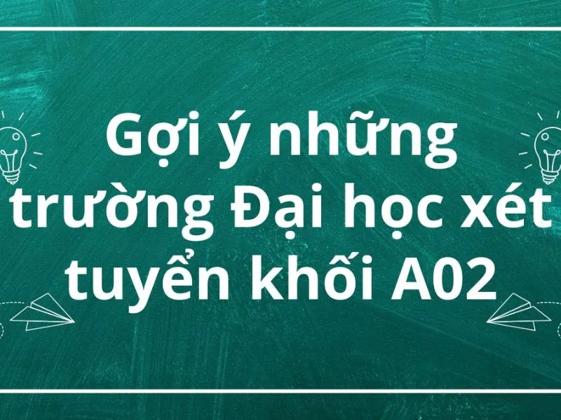 Học sinh xem thông tin tuyển sinh đại học