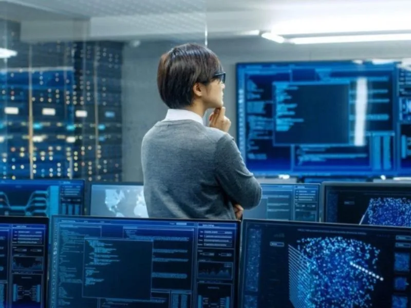 Sinh viên công nghệ thông tin làm việc với máy tính