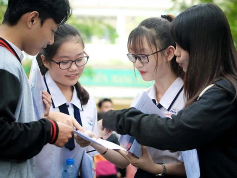 Sinh viên thảo luận về các ngành học có thể xét tuyển với khối D06.