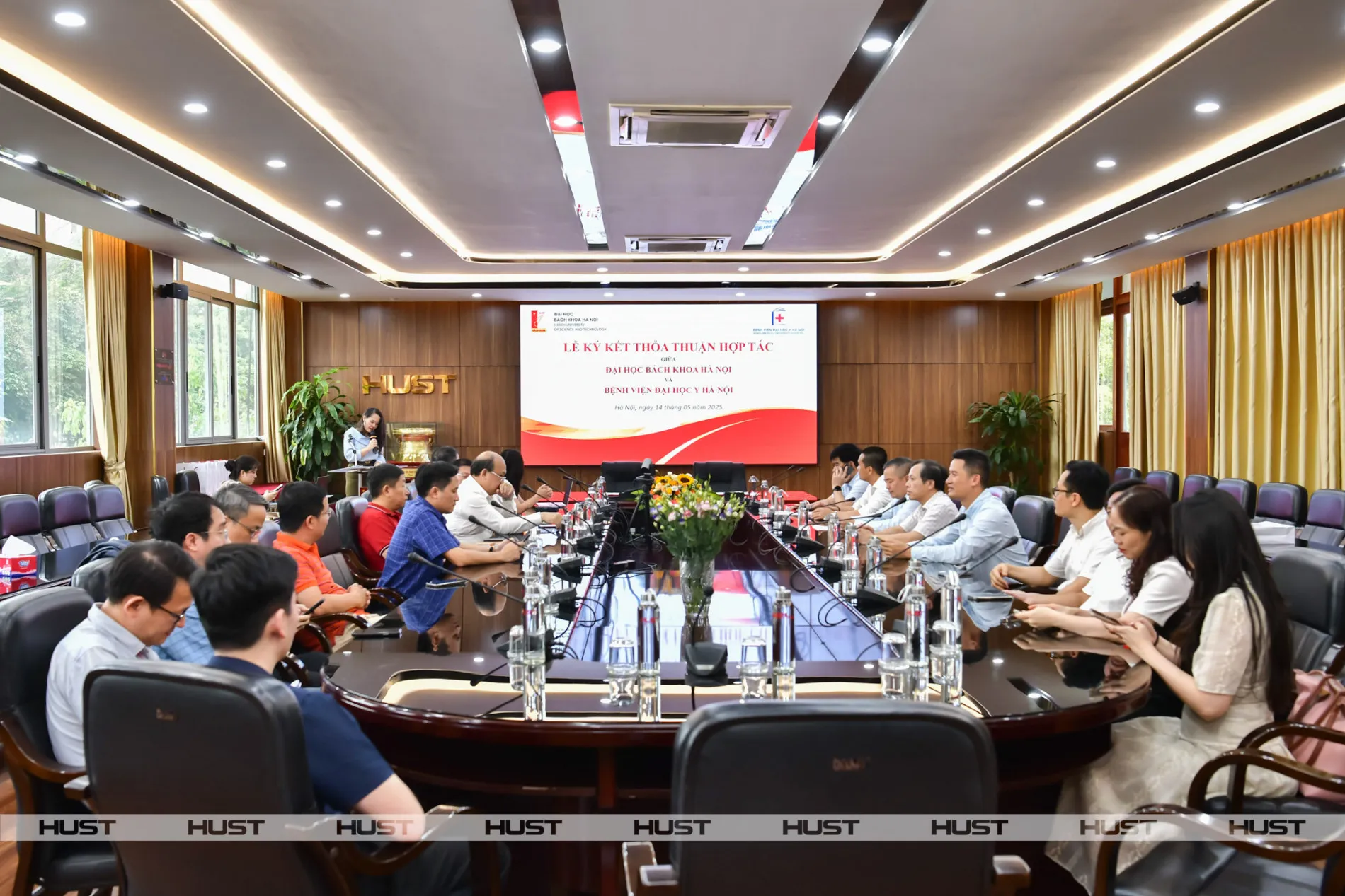 Toàn cảnh lễ ký kết hợp tác chiến lược giữa Đại học Bách khoa Hà Nội và Bệnh viện Đại học Y Hà Nội, một phần quan trọng trong sơ đồ phát triển y tế.