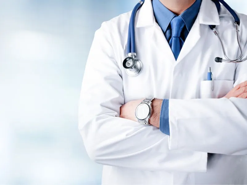 Bác sĩ và y tá đang trao đổi trong bệnh viện