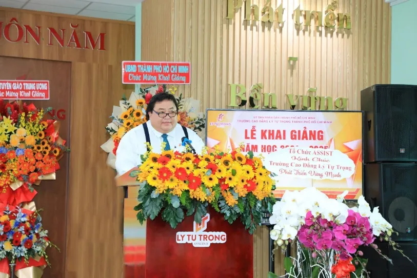 TS. Đinh Văn Đệ, Phó Hiệu trưởng Trường Cao đẳng Lý Tự Trọng, phát biểu khai giảng