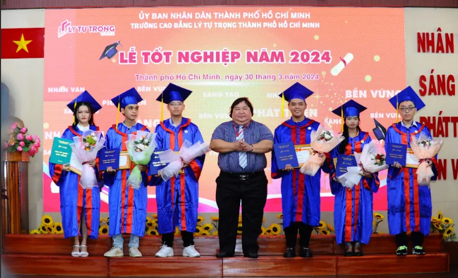 Sinh viên Trường Cao đẳng Lý Tự Trọng nhận bằng tốt nghiệp năm 2024