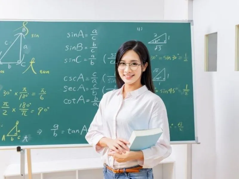 Giáo viên đứng lớp giảng bài, tượng trưng cho nhóm ngành Sư phạm ngôn ngữ D06.