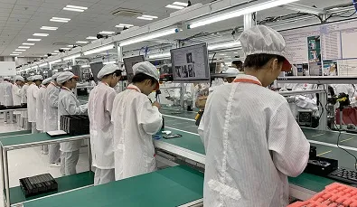 Thiết bị máy tính công nghiệp hoạt động trong nhà máy sản xuất