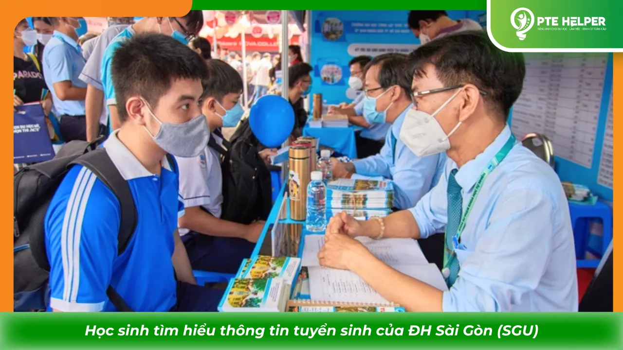 Thí sinh tìm hiểu thông tin điểm chuẩn xét tuyển Đại học Sài Gòn