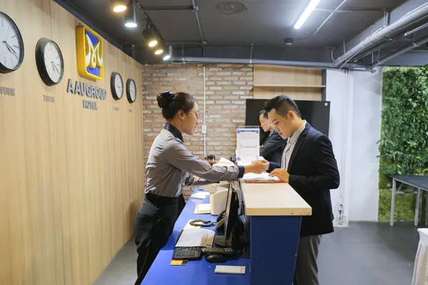 Sinh viên ngành Quản trị Nhà hàng Khách sạn thực hành nghiệp vụ