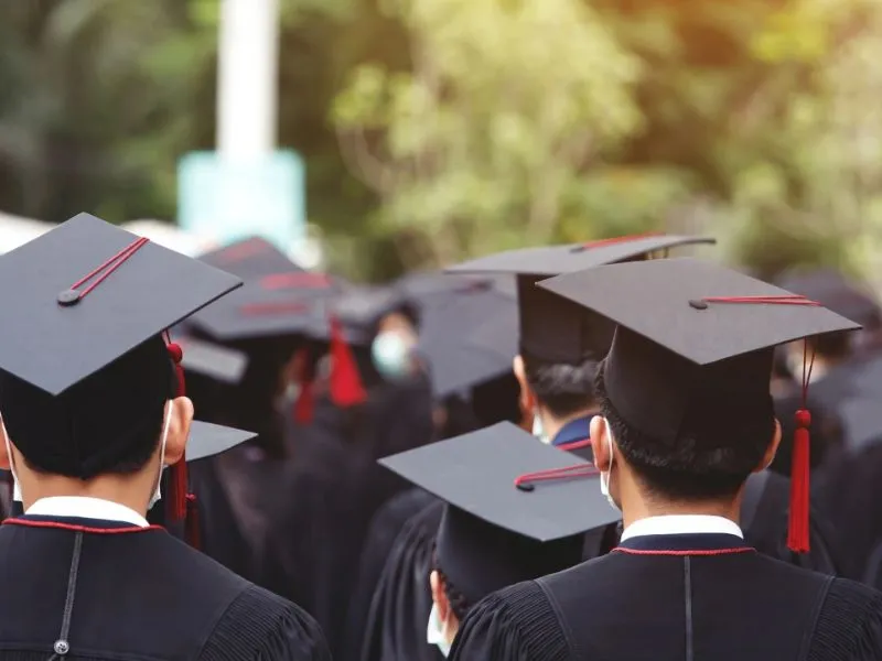 Một nhóm sinh viên đại học đang học nhóm, minh họa các trường đại học có điểm chuẩn thấp phù hợp với nhiều mức điểm.