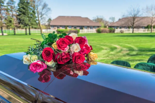 Gia đình chuẩn bị lễ cúng 49 ngày cho người đã khuất với mâm quả trang trọng