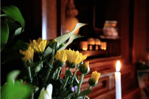Bàn thờ gia tiên với di ảnh và lư hương trong nghi thức cúng tuần 49 ngày