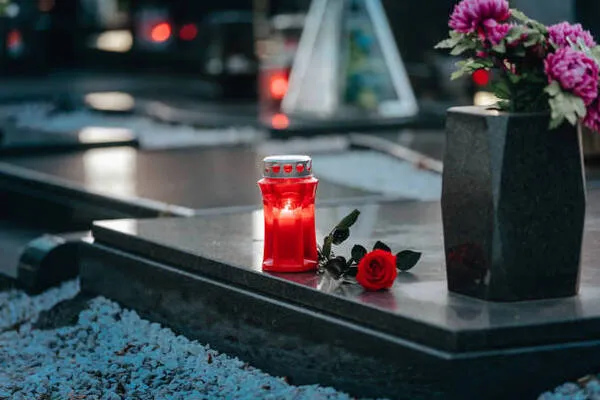 Thầy chùa đang làm lễ cầu siêu tại tư gia, hỗ trợ gia đình trong nghi lễ 49 ngày