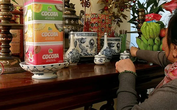 Mâm cúng 49 ngày đầy đủ lễ vật, thể hiện lòng thành kính của con cháu