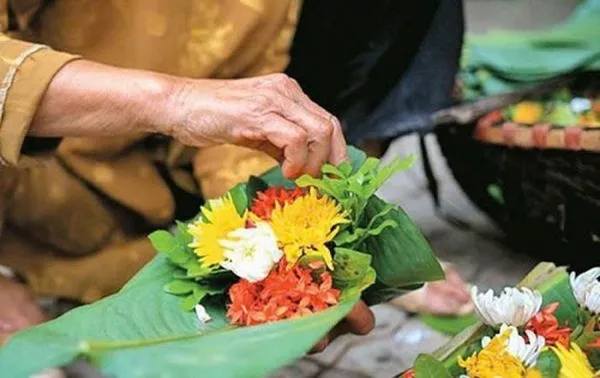 Gia đình tụng kinh cùng thầy để cầu nguyện cho linh hồn người thân trong lễ 49 ngày