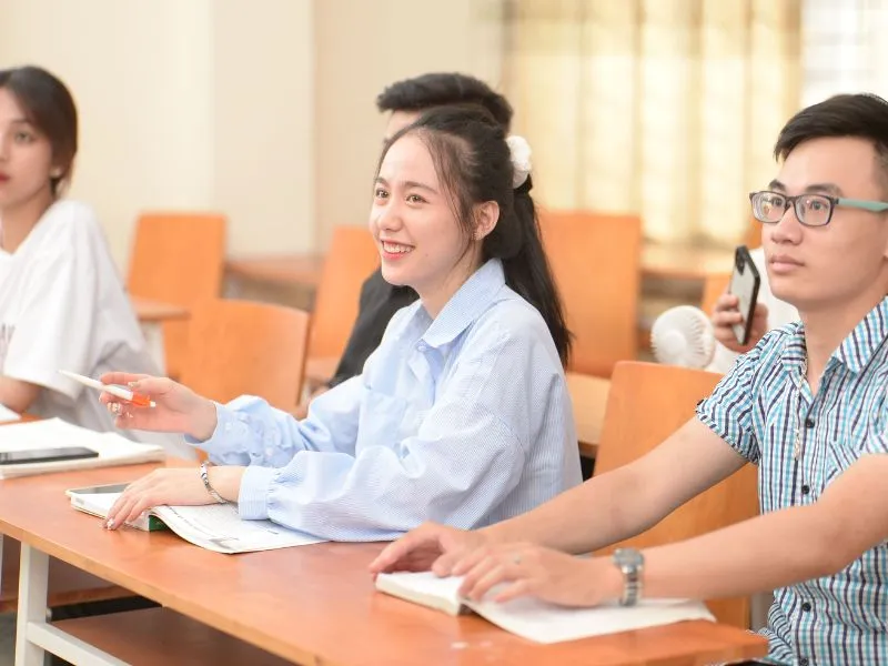 Người giảng viên đang trình bày các yếu tố quan trọng khi chọn những trường đại học lấy điểm thấp, nhấn mạnh chất lượng đào tạo.