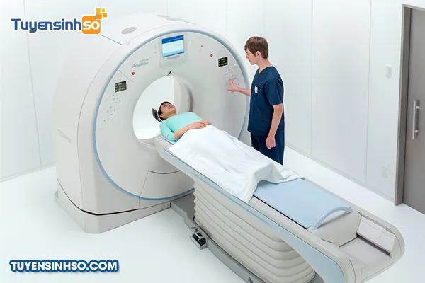 Chuyên gia Kỹ thuật Hình ảnh Y học đang làm việc với thiết bị CT hoặc MRI, khẳng định cơ hội việc làm rộng mở.