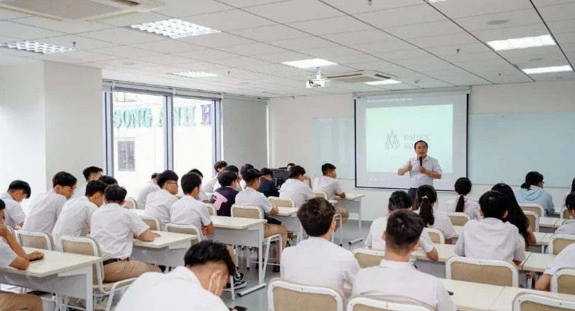 Hình ảnh sinh viên học luật tại giảng đường, minh họa các môn học cần giỏi