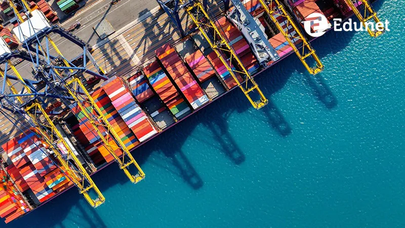 Cán bộ điều hành vận tải làm việc tại trung tâm điều phối