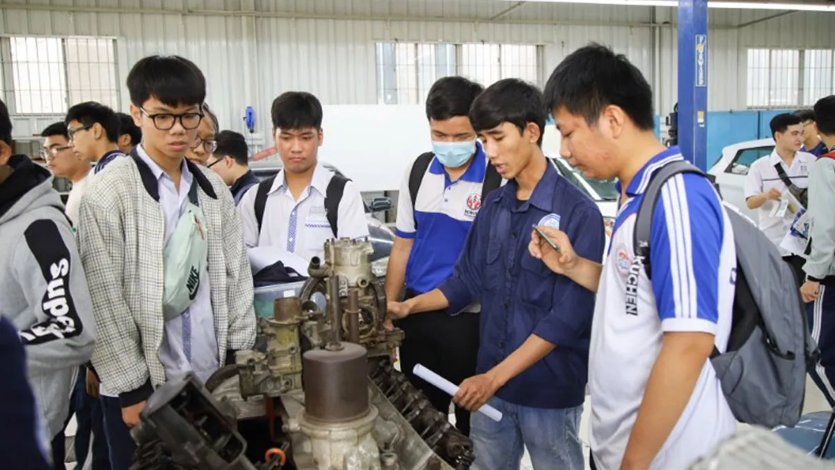 Sinh viên tìm hiểu thông tin học phí HCMUTE