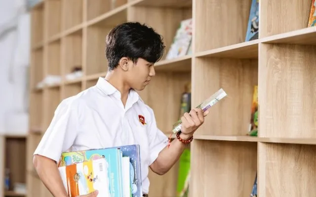 Học sinh chăm chú đọc sách tham khảo, chuẩn bị kiến thức cho kỳ thi khối R22