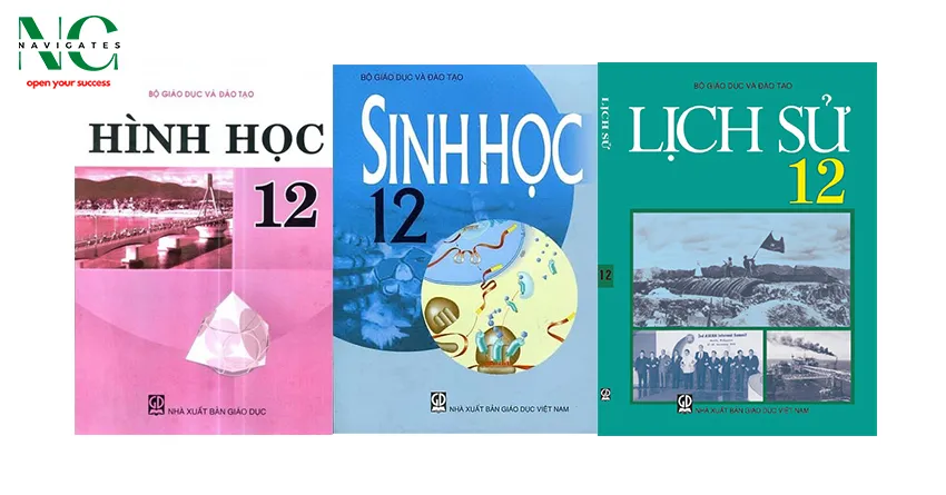Học sinh nghiên cứu tài liệu về khối B01 và các ngành học liên quan