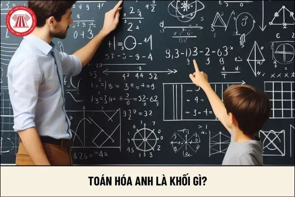 Học sinh chăm chú học tập các môn Toán, Hóa, Anh để chuẩn bị cho kỳ thi THPT Quốc gia và định hướng khối D07.