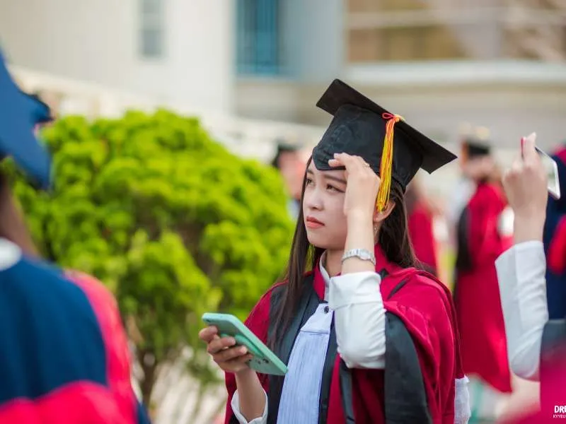 Sinh viên học trực tuyến (từ xa) để nâng cao trình độ, nhận bằng đại học có giá trị tương đương chính quy.