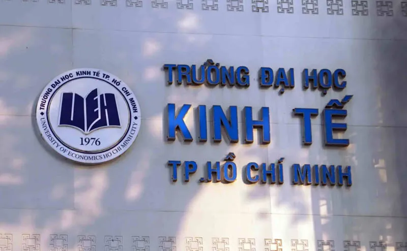 Cổng trường Đại học Kinh tế TP.HCM (UEH) với logo UEH