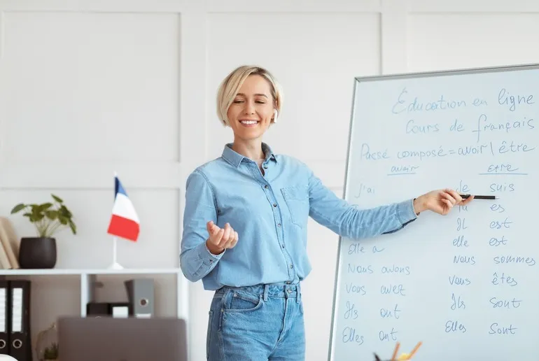 Học sinh ngồi học trong lớp ngôn ngữ và văn học