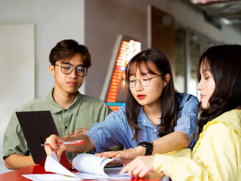 Sinh viên tìm hiểu danh sách các trường đại học có điểm chuẩn thấp và các tiêu chí tuyển sinh phù hợp.