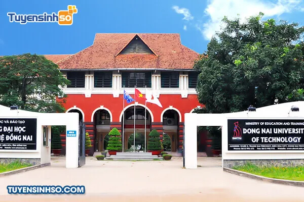Cổng chính Đại học Công nghệ Đồng Nai DNTU - điểm đến học tập