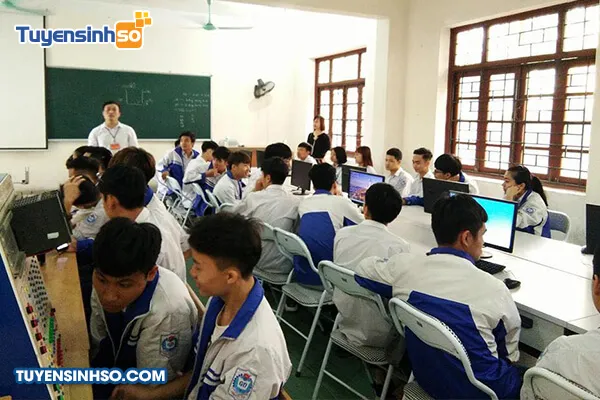 Cổng chính của Trường Đại học Công nghiệp Quảng Ninh chào đón sinh viên