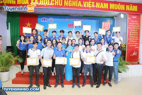 Sinh viên tham gia hoạt động ngoại khóa tại một hội thi do Trường Đại học Kỹ thuật Công nghệ Cần Thơ tổ chức