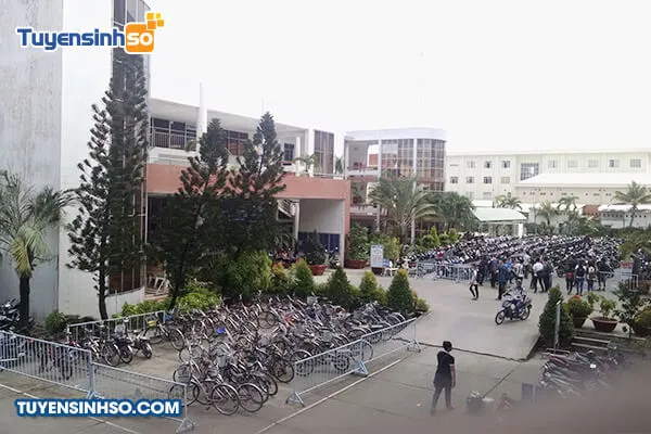 Toàn cảnh khu phức hợp và tòa nhà giảng đường của Trường Kỹ thuật Công nghệ Cần Thơ nhìn từ trên cao