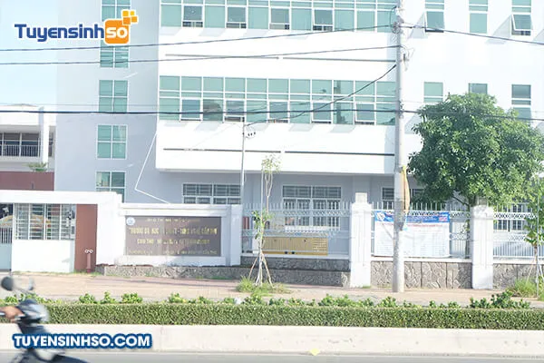 Cổng chính và kiến trúc hiện đại của Trường Đại học Kỹ thuật Công nghệ Cần Thơ