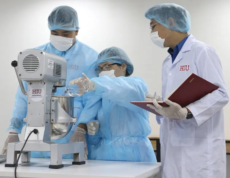 Giảng viên và sinh viên ngành Công nghệ Sinh học HIU nghiên cứu trong phòng thí nghiệm