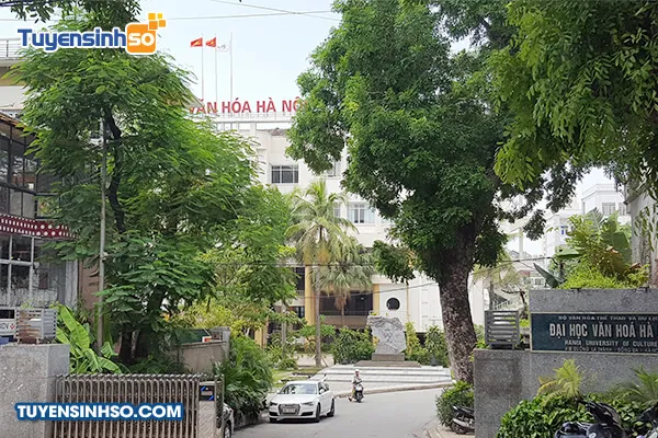 Cổng chính uy nghi của Đại học Văn hóa Hà Nội, chào đón sinh viên và khách tham quan